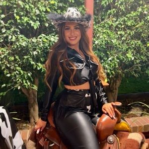 Meet your Posher, Denaye